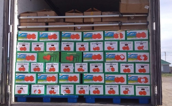Очередное транспортное средство с партией томата з...