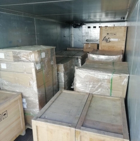 <p>Выходные у сотрудников Отдела логистики были насыщенными, нужно было организовать доставку с СВХ выпущенных товарных партий: поиск ТС, погрузка, отправка. Все грузы были успешно переданы к доставке в адрес грузополучателей: осушители, увлажнители, вентиляторы &ndash; в Москву; ковролин в рулонах &ndash; в Ростов; топливный стенд &ndash; в село Ключи.</p>
