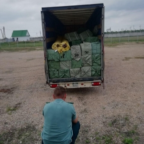 <p>Завершили размещение на нашем СВХ &laquo;Либерал Вэльюз&raquo; очередной партии сборных грузов. В игру вступают специалисты по таможенному декларированию. Так же готовим документы к декларированию двух единиц самосвалов</p>
