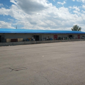 <p>Тачэн. Таможенные склады. Утро. Еще заглушены двигатели выстроенных в ряд на ночлег TIR&rsquo;овских фур. Не слышно оживленных переговоров грузчиков, привыкших коммуницировать, перекрывая шум работающей техники. Не запущены процессы, состоящие из множества коротких действий, делающие работу склада со стороны похожей на кипучую жизнь муравейника. Все тихо. Но, это затишье перед полным свершений трудовым днем.</p>
