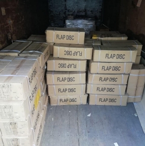 <p>Очень часто нас спрашивают о сроках доставки, скорости формирования сборных партий. Можно в качестве наглядного примера рассмотреть движение партии абразивных дисков, переданных сегодня Компании &ndash; Клиенту: 30.05 партия была передана нам к доставке на складе грузоотправителя в Даньяне 07.06 партия была принята на наш склад консолидации и логистической обработки в Тачэн, СУАР, КНР 14.06 партия была размещена на нашем СВХ в Веселоярске 19.06 была подана декларация на товар 21.06 передана Клиенту на его складе Следует учесть два момента: 12.06 был национальный праздник, а в РК &laquo;лежал&raquo; интернет, не возможно было открыть транзит. Нужно было для целей декларирования получить ДС. Учитывая озвученные обстоятельства, срок доставки &laquo;от двери до двери&raquo; составил 21 день.</p>
