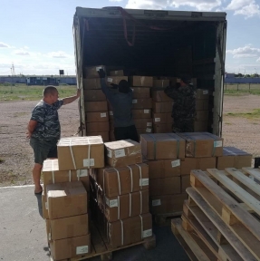 <p>Вчера, когда солнце уже клонилось к закату, передали к доставке с СВХ в адрес Компании &ndash; Клиента еще одну, выпущенную накануне партию товаров. Вообще, понедельник выдался свершениями полным и ненормированным. Программное обеспечение таможни весь день давало сбои, рабочий день инспекторам и себе продлили до 21-00. Так ровно в девять была, наконец, выпущена поданная в пятницу декларация на партию самосвалов. Их передавали водителям уже в половине одиннадцатого. Итого, продолжительность рабочего дня понедельника отдельных сотрудников ГК &laquo;СибирьТрансАзия&raquo; составила 14 часов: у Клиентского сервиса нет расписания и нет выходных. # доставкаизкитая</p>
