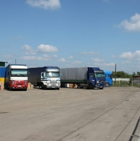 <p>Да, мы осуществляем авто доставку и таможенное декларирование обуви из Китая: профессионально, качественно, быстро, безопасно. Собственно, так же мы работаем со всеми товарными группами (не запрещенными ко ввозу). Сроки доставки Чэнду, Гуанчжоу, Вэньчжоу &ndash; наш СВХ, РФ &ndash; 10 - 12 дней. Доставка СВХ &ndash; Москва &ndash; 5 дней. СВХ &ndash; Екатеринбург &ndash; 3 дня. СВХ &ndash; Новосибирск &ndash; 1 день. Сроки указаны для логистических операций с генеральными партиями.</p>
