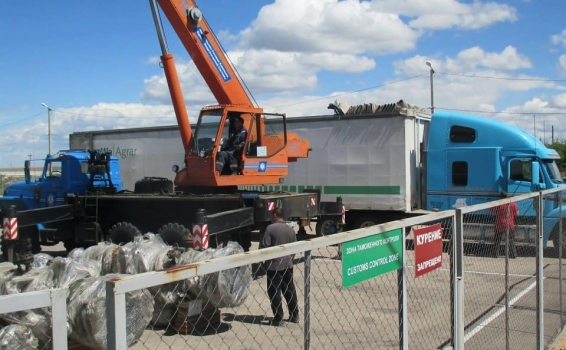 Погрузка в транспортное средство выпущенной для вн...