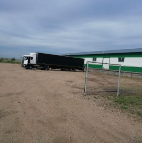 <p>СВХ ООО «Либерал Вэльюз». Наш таможенный терминал – часть инфраструктуры, которую мы создали на маршруте логистики, чтобы обеспечить Ваш бизнес с Китаем качественным транспортным, складским и таможенным сервисом. Что для Вас означает наличие собственного СВХ у Оператора: - никаких скрытых, неожиданных, дополнительных расходов с привязкой к действиям с товарной партией на складе или срокам ее пребывание на терминале - мы контролируем все действия с товарной партией, гарантируя скорость операций при условии обязательного бережного отношения к товару - действия с товаром сотрудников таможенных органов в рамках процедуры таможенного оформления совершаются в присутствие наших сотрудников – мы представляем и защищаем интересы Компании – Клиента - Ваша Компания может использовать наши логистические ресурсы для дистрибуции выпущенных в свободное обращение товарных партий Вашим покупателям (безопасное хранение до получения оплаты от покупателя, делегирование нам полномочий на доставку партии Вашему покупателю: фактически, Вы получаете профессиональный отдел логистики и терминал в качестве подразделения Вашего бизнеса)</p>