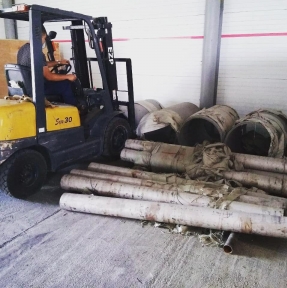 <p>Дамы и господа, всех с началом рабочей недели! На СВХ осуществляется погрузка в транспортное средство для доставки в Тверь нескольких выпущенных таможней партий заготовки для водоочистного оборудования. В процессе подготовки к оформлению &ndash; 6 партий: получаем разрешительные документы для подачи деклараций на товары. На Тачэн заходит транспортное средство под очередную партию сборных грузов.</p>
