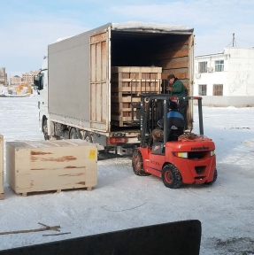 <p>В субботу очередная партия сборного груза вышла с наших складов консолидации и логистической обработки в Тачэн, а уже сегодня зашло следующее транспортное средство под погрузку. Канун Нового года в Китае всегда отмечен ударными трудовыми темпами. Ни одного груза на праздники в КНР мы не оставляем, привезем все. ГК STA &laquo;СибирьТрансАзия&raquo;: доставка и таможенное оформление грузов из Китая &ndash; наша профессия!</p>
