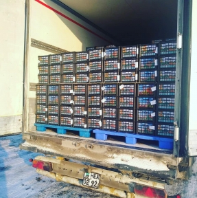 <p>Вчера вышла с Тачэн, а сегодня уже у нас на СВХ. Доставка закрыта, декларация подана: у нас в работе очередная партия сочной и сладкой хурмы. Ваш бизнес связан с поставками свежих фруктов и овощей из Китая? Обязательно получите наше коммерческое предложение и консультацию по условиям и возможностям сотрудничества. У нас лучший логистический и таможенный сервис на маршруте.</p>
