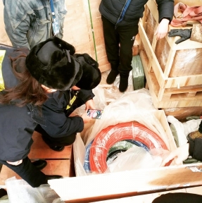 <p>Вести прозрачную внешнеэкономическую деятельность &ndash; это быть в постоянном контакте с контролирующими органами. Или, если прозаичнее &ndash; быть объектом постоянного контроля с их стороны. Легко ли это? Нет. Но, соблюдение требований законодательств стран, на территории которых осуществляется наша профессиональная деятельность, дает нам возможность гарантировать бизнес наших Клиентов от рисков, а, значит, оно того стоит. На фото: сотрудники таможенных органов КНР проводят осмотр грузов в рамках контроля при оформлении экспортных операций. #таможня #доставкаизкитая #операторВЭДсКНР #таможенноеоформление #международнаялогистика</p>
