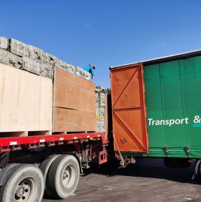 <p>Очередная партия сборных грузов, размещенная в транспортное средство в Алашанькоу на выходных, после завершения процедуры таможенного оформления, вышла из КНР, открываем транзит до нашего СВХ в РФ. Дамы и господа, мы с вами пребываем в довольно сложной ситуации стремительно меняющихся условий, когда расстановка факторов, влияющих на процессы международной доставки и сопутствующие процедуры на излете рабочего дня полностью перечеркивает вводные в его начале. Смутное время, тревожное. Но, мы с вами и делаем все возможное, чтобы эти новые обстоятельства имели как можно меньше влияния на ваш бизнес. Планируете поставку товарной партии из Китая? Обязательно получите коммерческое предложение ГК STA &laquo;СибирьТрансАзия&raquo;. Доставка и таможенное оформление грузов из Китая &ndash; наша профессия!</p>
