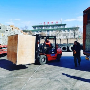 <p>&laquo;Суточная норма пропуска транспортных средств уменьшена до 15 единиц в одну сторону через МАПП &laquo;Пограничный-Суйфэньхэ&raquo;, МАПП &laquo;Краскино-Хуньчунь&raquo;, ДАПП &laquo;Полтака-Дуннин&raquo;, ДАПП &laquo;Турий Рог-Мишань&raquo; (АСМАП сообщает). Количество российских фур, следующих на въезд в Китай через МАПП Забайкальск-Маньчжурия, сокращено до 10 &mdash; 12 единиц в сутки. Мы же оперативно адаптируемся к сложным и переменчивым условиям, продолжая давать вам качественные услуги по автодоставке и таможенному оформлению коммерческих партий товаров из Китая. У нас свой маршрут логистики, своя инфраструктура, к вашим услугам: - регулярный выход партий сборных грузов &ndash; не реже одного ТС в неделю - услуги собственного СВХ на маршруте &ndash; никаких дополнительных расходов - бесплатное консультационное и информационное сопровождение поставки профильными специалистами - профессиональные брокерские услуги. Доставка и таможенное оформление грузов из Китая &ndash; наша профессия. Мы работаем в штатном режиме в любых нештатных ситуациях.</p>
