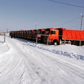 <p>На нашем СВХ разместилась очередная партия красавцев &ndash; самосвалов SHACMAN. Если Вы строите логистику через пункты пропуска Тачэн, Зимунай, Хоргос &ndash; транзитом через Казахстан, мы предложим Вам лучшие условия для реализации процедуры таможенного оформления: к Вашим услугам наш современный СВХ (Алтайский край, Рубцовский район, село Веселоярск) и профессиональные декларанты. Если еще не знакомы с маршрутом, отправляйте актуальные задачи, мы сделаем Вам коммерческое предложение, дадим исчерпывающие комментарии. #shacman #свх #таможня #таможенноеоформление #доставкаизкитая</p>
