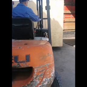 <p>Мы оказываем услуги по доставке коммерческих товарных партий из Китая и их таможенному оформлению. Отправьте нам Заявку на доставку. Укажите город отправления в Китая, город доставки в РФ, параметры партии. Наши специалисты подготовят для Вас коммерческое предложение, предложат исчерпывающую консультацию по возможностям и условиям сотрудничества. Мы даем Вашему бизнесу с Китаем качественные и безопасные логистический и таможенный сервисы, предоставляя Вам возможность не отвлекаться от основных задач, связанных с развитием любимого дела. Доставка и таможенное оформление грузов из Китая &ndash; наша профессия!</p>
