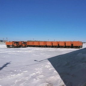 <p>Весенний синий неба, непотревоженный девственный белый снега и тропический оранжевый выпущенных в свободное обращение самосвалов Shacman. Славный день на СВХ! Сотрудники таможни с чувством выполненного долга ушли на праздничные мероприятия. А мы продолжаем работать. Мы всегда к Вашим услугам.</p>
