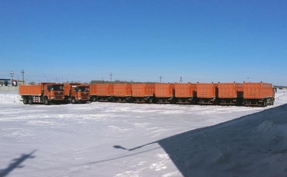 Весенний синий неба, непотревоженный девственный б...