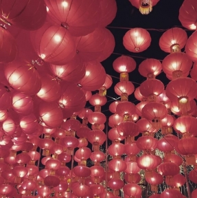 <p>Отгремели, отсверкали китайские новогодние карнавалы! В этом году столица СУАР могла в убранстве конкурировать с главными европейскими столицами. Было славно. Но, к счастью, праздники закончились: мы активно принимаем к доставке товарные партии у грузоотправителей. У Вашей Компании есть актуальные Заявки на доставку? Отправляйте их нам &ndash; мы сделаем Вам коммерческое предложение и дадим исчерпывающие консультации.</p>
