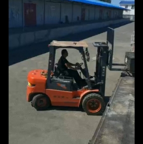 <p>Очередная партия сборного груза уже на границе в пункте пропуска, сегодня разместим ее в транспортном средстве и отработаем экспортные таможенные процедуры. Мы работаем в штатном режиме, даем логистику без сбоев, задержек и очередей. Доставка партий сборных грузов автопоездом &ndash; не реже одного раза в неделю. Планируете поставку товарной партии из Китая? Обязательно получите наше коммерческое предложение и консультацию по возможностям и условиям сотрудничества. Доставка и таможенное оформление грузов из Китая &ndash; наша профессия!</p>
