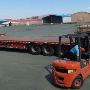 <p>Очередная партия сборного груза доставлена в автомобильный пункт пропуска, готова к погрузке и экспортному таможенному оформлению, ожидаем на нашем СВХ в РФ в среду. Планируете поставку товарной партии из Китая? Обязательно получите наше коммерческое предложение и консультацию по возможностям и условиям сотрудничества. Доставка и таможенное оформление грузов из Китая &ndash; наша профессия!</p>
