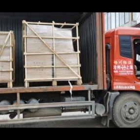 <p>Отгрузка партии стеклянных стаканов со склада грузоотправителя в Китае в порт. В процессе формирования очередной сборный контейнер. Планируете поставку товарной партии из КНР? Обязательно получите наше коммерческое предложение и консультацию по возможностям и условиям сотрудничества. Доставка и таможенное оформление грузов из Китая &ndash; наша профессия!</p>
