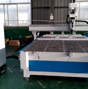 <p>В процессе производства на фабрике в Китае находится фрезерно &ndash; гравировальный станок. Заказ мы разместили по поручению Компании &ndash; Клиента. Сроки производства составят 10 рабочих дней. Потом инженеры фабрики проведут проверку оборудования, а складские рабочие &ndash; его упаковку. Затем в дело снова вступим мы &ndash; приняв станок к доставке в адрес Клиента в РФ. Импортируете станки и оборудование из Китая? Обязательно получите наше коммерческое предложение и консультацию по возможностям и условиям сотрудничества. Доставка и таможенное оформление грузов из Китая &ndash; наша профессия!</p>
