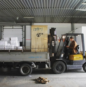 <p>Отгрузки товарных партий, выпущенных таможней, с нашего СВХ. Наличие собственного СВХ позволяет нам гарантировать Компаниям &ndash; Клиентам высокого качества таможенный сервис без дополнительных расходов, связанных с хранением. Планируете поставку товарной партии из Китая? Обязательно получите наше коммерческое предложение и консультацию по возможностям и условиям сотрудничества. Доставка и таможенное оформление грузов из Китая &ndash; наша профессия!</p>
