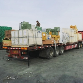 <p>Очередная партия сборного груза сформирована в Китае, специалисты Логистического отдела контролируют исполнение действий, необходимых для выхода транспортного средства. Международная логистика в эпоху пандемии &ndash; процесс невероятно сложный, но увлекательный, как сеанс одновременной шахматной игры с несколькими оппонентами, которым разрешено убирать и менять положение фигур без уведомления. Но, мы мастера комбинаций, находим решения и в счете ведем. Планируете поставку товарной партии? Обязательно получите наше коммерческое предложение и консультацию по возможностям и условиям сотрудничества. Доставка и таможенное оформление грузов из Китая &ndash; наша профессия!</p>
