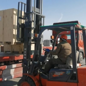 <p>Доставка грузов из Китая автотранспортом для юридических лиц. Сборные и генеральные грузы. Логистика в формате door-to-door Собственный СВХ &ndash; никаких дополнительных расходов и максимально комфортные условия реализации там. процедур Экспертный таможенный сервис: - брокерские услуги - получение разрешительных документов - эффективная работа с дополнительными проверками - квалифицированная помощь штатных таможенных юристов &ndash; наша профессия!</p>
