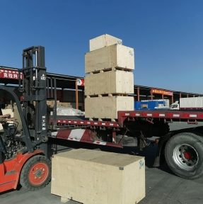 <p>Вчера погрузили на ТС и переместили в пункт пропуска очередную партию сборного груза, специалисты работают с экспортным оформлением, готовимся к выходу и транзиту. С 2008 года даем юридическим лицам, работающим с Китаем, качественные логистический и таможенный сервис. Отправьте нам информацию о ближайшей планируемой к отгрузке товарной партии, мы сделаем Вам предложение, предоставим исчерпывающую консультацию по возможностям и условиям сотрудничества.</p>
