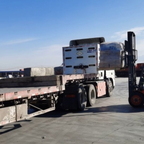 <p>На наших складах в Китае завершено формирование и погрузка на транспортное средство очередной партии сборного груза. Товары перемещены в пункт пропуска, проходят процедуру экспортного таможенного оформления. Средний срок консолидации составляет 5 &ndash; 7 дней, доставка партии до нашего СВХ в РФ &ndash; 3 - 5 дней. Планируете поставку из Китая? Обязательно получите консультацию нашего специалиста по возможностям и условиям сотрудничества. Доставка грузов из Китая &ndash; наша профессия!</p>
