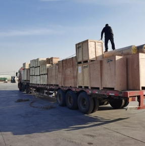 <p>С 2008 года ГК STA &laquo;СибирьТрансАзия&raquo; оказывает российским юридическим лицам, ведущим бизнес с Китаем, комплексные услуги высокого качества по доставке и таможенному оформлению коммерческих товарных партий из КНР. Сегодня завершили погрузку в транспортное средство очередной партии сборных грузов на наших складах в Урумчи. Ждем товары на собственном СВХ в РФ, готовим документы для подачи деклараций. Планируете поставку товарной партии из Китая? Обязательно получите консультацию нашего специалиста по возможностям и условиям сотрудничества. Доставка грузов из Китая &ndash; наша профессия!</p>
