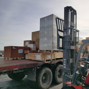 <p>Весь спектр услуг профессионального Оператора ВЭД для Вашего бизнеса с Китаем: - логистические решения в формате door-to-door, - экспертный таможенный сервис: профессиональные брокерские услуги, услуги собственного СВХ, услуги собственного таможенного склада, - аутсорсинг услуг ВЭД, - услуги профессиональных таможенных юристов. Отправьте нам заявку на доставку, мы сделаем Вам предложение, учитывающее все потребности Вашей Компании. Доставка грузов из Китая &ndash; наша профессия!</p>
