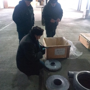 <p>Сколько инспекторов и фотоаппаратов необходимо для досмотра одного грузового места с частями насосного оборудования? Ответ на фото. Мы не просто профессиональный Оператор ВЭД с КНР. У нас собственный СВХ, что дает нам возможность не только обеспечивать максимально качественный экспертный таможенный сервис, но и гарантировать от дополнительных расходов Клиентов, товарные партии которых прибывают для оформления в составе сборных грузов. И если Вы сталкивались с услугами складов временного хранения, то, наверняка, знаете, что эти дополнительные расходы могут составлять весьма значительные суммы. Отправьте нам заявку на доставку, мы сделаем Вам предложение, учитывающее все потребности Вашей Компании. Доставка грузов из Китая &ndash; наша профессия!</p>
