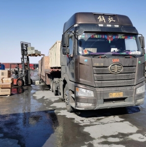 <p>С 2008 года ГК STA &laquo;СибирьТрансАзия&raquo; осуществляет автодоставку сборных, генеральных и негабаритных грузов из Китая в РФ. Логистика в формате &laquo;от двери до двери&raquo;. Собственные склады консолидации и логистической обработки в Китае. Собственные СВХ и таможенный склад в России. Страхование на подтвержденную документами стоимость на всем маршруте логистики. Доставка по КНР: 7 &ndash; 10 дней. Переход: 4 дня (в период действия карантинных мер). Доставка в режиме таможенного транзита до нашего СВХ: 1-2 дня. К услугам Компаний &ndash; Клиентов наш экспертный таможенный сервис: - подача декларации на товары под брокерской печатью - выполнение требований нетарифного регулирования (получение разрешительных документов) - эффективная работа с дополнительными проверками - услуги профессиональных таможенных юристов. Для российских юридических лиц, не являющихся участниками ВЭД, предлагаем аутсорсинг услуг ВЭД - комплексное безопасное решение от надежного профессионального Оператора ВЭД &ndash; покупка, доставка, таможенное оформление. Отправьте нам заявку на доставку, мы сделаем Вам предложение, учитывающее все потребности Вашей Компании. Доставка грузов из Китая &ndash; наша профессия!</p>
