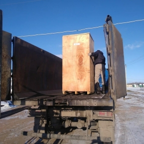 <p>Один из финальных этапов поставки товарной партии из Китая: отгружаем с СВХ ГК STA выпущенный таможней в свободное обращение двигатель. Дальше &ndash; доставка до места назначения &ndash; склада Компании &ndash; Клиента и предоставление пакета документов по сделке. Когда мы реализуем поставки товарных партий из КНР на маршруте логистики через СУАР &ndash; таможенным транзитом через РК, мы размещаем партии для таможенного оформления на собственном СВХ. Это, в частности, позволяет нам гарантировать Компании &ndash; Клиенту отсутствие случайных и дополнительных расходов, безопасность, максимально качественные условия и бережное обращение с товаром. Ведете бизнес с Китаем? Отправьте нам заявку на доставку, мы сделаем Вам предложение, учитывающее все потребности Вашей Компании. Доставка грузов из Китая &ndash; наша профессия!</p>
