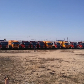 <p>Продолжается высокий сезон поставок свежих самосвалов из КНР. Партии сменяют друг друга на нашем СВХ: одни выпускаются, прибывают другие. Мы много лет предоставляем экспертный таможенный сервис российским Компаниям, импортирующим самоходную технику из Китая, у нас лучшие условия на маршруте логистики транзитом через Казахстан. Наш логистический терминал (СВХ) расположен в селе Веселоярск, Рубцовского района, Алтайского края. В среднем, за год оформляем 500+ единиц техники. Если Ваш бизнес связан с импортом автобусов, самосвалов или иной техники из Китая, обязательно получите наше коммерческое предложение. Вам понравится работать с нами!</p>
