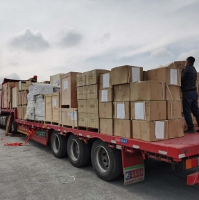 <p>Очередная партия сборного груза проходит процедуру экспортного таможенного оформления в пункте пропуска, выход ТС планируем на пятницу. С 2008 года ГК STA &laquo;СибирьТрансАзия&raquo; осуществляет автодоставку сборных, генеральных и негабаритных грузов из Китая в РФ. Логистика в формате &laquo;от двери до двери&raquo;. Собственные склады консолидации и логистической обработки в Китае. Собственные СВХ и таможенный склад в России. Страхование на подтвержденную документами стоимость на всем маршруте логистики. Доставка по КНР: 7 &ndash; 10 дней. Переход: 4 дня (в период действия карантинных мер). Доставка в режиме таможенного транзита до нашего СВХ: 1-2 дня. К услугам Компаний &ndash; Клиентов наш экспертный таможенный сервис: - подача декларации на товары под брокерской печатью - выполнение требований нетарифного регулирования (получение разрешительных документов) - эффективная работа с дополнительными проверками - услуги профессиональных таможенных юристов. Для российских юридических лиц, не являющихся участниками ВЭД, предлагаем аутсорсинг услуг ВЭД - комплексное безопасное решение от надежного профессионального Оператора ВЭД &ndash; покупка, доставка, таможенное оформление. Отправьте нам заявку на доставку, мы сделаем Вам предложение, учитывающее все потребности Вашей Компании. Доставка грузов из Китая &ndash; наша профессия!</p>
