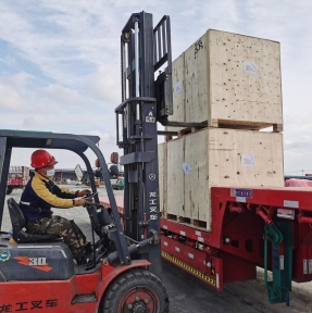 <p>13 лет доставляем грузы из Китая. Только официально. Только для юридических лиц. Логистика: - автодоставка в формате сборных и генеральных грузов, - море+ж/д &ndash; FCL и LCL, - авиа доставка. Таможенный сервис: - брокерские услуги, - разрешительные документы, - услуги собственного СВХ, - услуги собственного таможенного склада. Если Ваша Компания не является участником ВЭД, предложим Вам услуги контрактодержателя. Если столкнулись с необходимостью эффективного представления интересов Вашей Компании в споре с таможней, к Вашим услугам наши профессиональные таможенные юристы. Отправьте нам Заявку на доставку. Мы сделаем Вам предложение, учитывающее все потребности Вашей Компании.</p>
