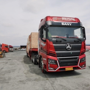 <p>Очередная партия сборного груза на этапе экспортного оформления в КНР, на завтра планируем выход транспортного средства. С 2008 года ГК STA &laquo;СибирьТрансАзия&raquo; осуществляет доставку сборных, генеральных и негабаритных грузов из Китая в РФ. Логистика в формате &laquo;от двери до двери&raquo;. Собственные склады консолидации и логистической обработки в Китае. Собственные СВХ и таможенный склад в России. Страхование на подтвержденную документами стоимость на всем маршруте логистики. К услугам Компаний &ndash; Клиентов наш экспертный таможенный сервис: - подача декларации на товары под брокерской печатью - выполнение требований нетарифного регулирования (получение разрешительных документов) - эффективная работа с дополнительными проверками - услуги профессиональных таможенных юристов. Для российских юридических лиц, не являющихся участниками ВЭД, предлагаем аутсорсинг услуг ВЭД - комплексное безопасное решение от надежного профессионального Оператора ВЭД &ndash; покупка, доставка, таможенное оформление. Отправьте нам заявку на доставку, мы сделаем Вам предложение, учитывающее все потребности Вашей Компании. Доставка грузов из Китая &ndash; наша профессия!</p>
