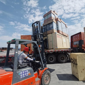 <p>Осуществляем доставку и таможенное оформление коммерческих товарных партий из КНР в РФ с 2008 года. Оказываем услуги юридическим лицам. Логистика в формате door-to-door: - автодоставка сборных и генеральных грузов, - мультимодальная логистика - море+ж/д - для сборных и генеральных грузов, - авиадоставка. Экспертный таможенный сервис: - подача деклараций на товары под брокерской печатью, квалифицированные декларанты в штате, - услуги собственного СВХ, - услуги собственного таможенного склада, - услуги профессиональных таможенных юристов. Отправьте Заявку на доставку, мы подготовим КП, учитывающее все потребности Вашей Компании.</p>
