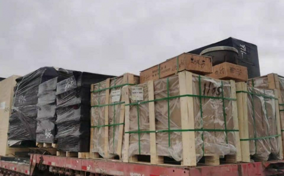 Переместили очередную партию сборного груза в авто...