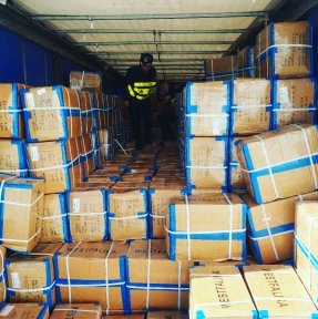 <p>Доблестные Китайские таможенные инспекторы осуществляют контроль вывозимой продукции) Сборная машина вышла с границы и следует на Свх #доставкаизкитая #доставкагрузовизкитая #грузыизкитая #таможенноеоформление #таможенныйпредставитель #перевозкиизкитая #доставкатоваровизкитая #москва #новосибирск #санктпетербург #екатеринбург #казань #краснодар #челябинск #омск</p>
