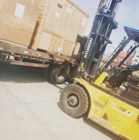 <p>На складах в Тачэн кипит работа! Вчера два генеральных груза прибыли на границу. Приветствуем ударную пятницу!</p>
