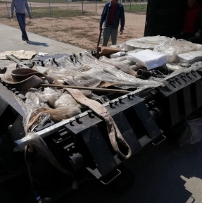 <p>Выгрузка наплавочной установки: процесс вызвал живой интерес сотрудников таможенных органов. Не удивительно, смотреть на виртуозное исполнение какой бы то ни было работы -увлекательно.</p>
