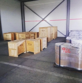 <p>Продолжаем делиться с Вами объективными и достоверными отчетами о трудовых буднях профессионального Оператора ВЭД с КНР. Как и было запланировано, 06.05 на наш СВХ в Веселоярске прибыли два транспортных средства со сборными грузами, товарные партии были размещены по ДО-1, закипела работа. Из двух десятков деклараций на товары, большую часть отрабатывают брокеры Компаний &ndash; Клиентов, в этот раз так. Из тех, что в работе у наших специалистов, 4 декларации выпущены, остальные на разной стадии процесса подготовки к подаче.</p>
