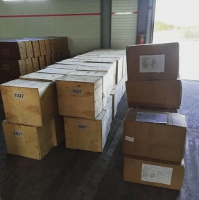 <p>На нашем СВХ &laquo;Либерал Вэльюз&raquo; для процедуры таможенного оформления размещены товары, прибывшие в двух транспортных средствах 13.05. Часто задаваемый и безусловно важный вопрос: что может ускорить прохождение таможенных процедур? Ответ &ndash; исчерпывающее и своевременное предварительное информирование: когда товарная партия находится в доставке по территории КНР, все коммерческие и технические документы должны быть в наличие, и есть достаточное количество времени, чтобы брокер мог их проанализировать и подготовить декларацию. Чем раньше будут предоставлены документы, тем выше вероятность подготовить декларацию на товары до поступления партии на СВХ. Документы, о которых идет речь: контракт с приложениями, инвойс, спецификация, упаковочный лист, документы, подтверждающие оплату за товар, документы, содержащие исчерпывающие описание товара. К последним могут относиться технический паспорт, схема сборки, комплектная ведомость, документы, подтверждающие состав материалов и способ изготовления, функциональное назначение и т.д. Список не полный и не одинаков для разных товарных групп, разных сделок. Поэтому лучше дать возможность специалистам начать работать с документами как можно раньше.</p>
