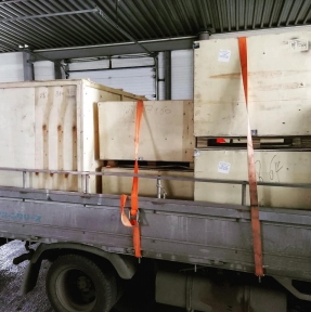 <p>Отправляем партию лазерно &ndash; гравировальных станков с СВХ в адрес Компаний &ndash; получателей. В номенклатуре товаров, доставляемых ГК &laquo;СибирьТрансАзия&raquo; из Китая в адрес Компаний &ndash; Клиентов, около 70% занимают станки, оборудование, высокотехнологичные товары и их компоненты. Однако, мы можем доставить и осуществить процедуру таможенного оформления любых товаров, не запрещенных ко ввозу. В формате сборных и генеральных грузов. Исключительно официально и качественно. Отправьте Заявку на доставку на нашу корпоративную почту, в течение 24 часов мы предоставим Вам коммерческое предложение.</p>
