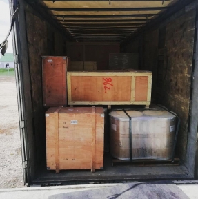 <p>Наплавочная установка выпущена, загружена, отправлена в адрес Компании &ndash; Клиента. Главным этапом в импортной поставке является процедура таможенного оформления. Наши брокеры практикуют олдскульный перфекционистский подход к декларированию: это когда нет открытых вопросов по товару, а пакет документов содержит сведения, предупреждающие все потенциальные вопросы таможни. Это, конечно, трудозатратно, но оправдано. Это один из наших знаков качества.</p>
