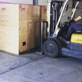 <p>Мы &ndash; клиентоориентированный Оператор ВЭД с КНР. Мало кто знает, но Отдел логистики ГК &laquo;СибирьТрансАзия&raquo; работает без выходных, делая все возможное, чтобы товарные партии поступали в адрес получателя точно в срок. Вот и на этих выходных сотрудники СВХ, в связке с логистами, осуществляли отгрузки выпущенных партий. В частности, поставили в доставку партию токарных станков: им нужно успеть в Москву, чтобы принять участие в выставке.</p>
