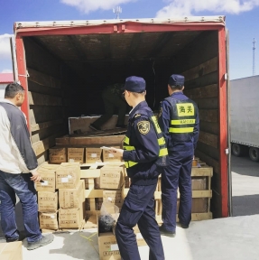 <p>17.05 на очередную партию сборных грузов китайской таможней была назначена процедура частичного досмотра. Задача общая та же: подтвердить соответствие сведений, указанных в товарно-сопроводительных документах, фактическому содержимому грузовых мест. Отрабатывается процедура быстро. Во всяком случае, когда несоответствий не выявлено. А это всегда наш вариант. Транспортные средства благополучно закрыли доставку, после обеда партии будут размещены на нашем СВХ. В работу поступают 19 пакетов документов! Фото с СВХ будут позже.</p>
