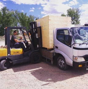 <p>Укупорочная машина: выпущена, отгружена, отправлена.</p>
